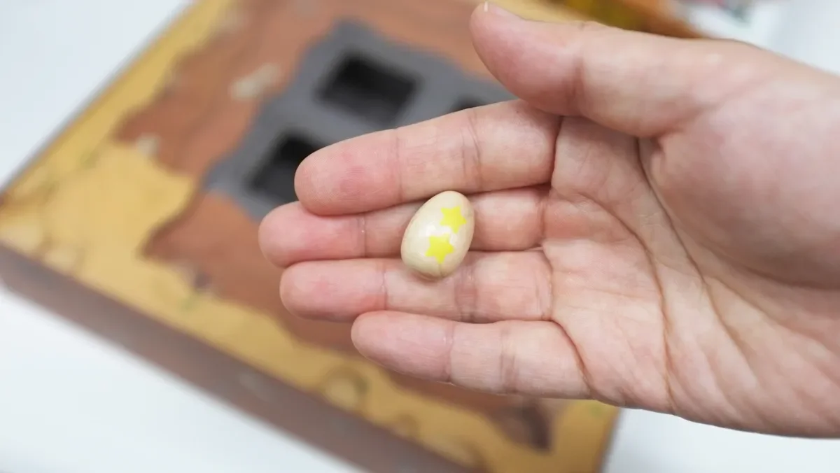 手のひらに乗せた黄色い卵型の物体