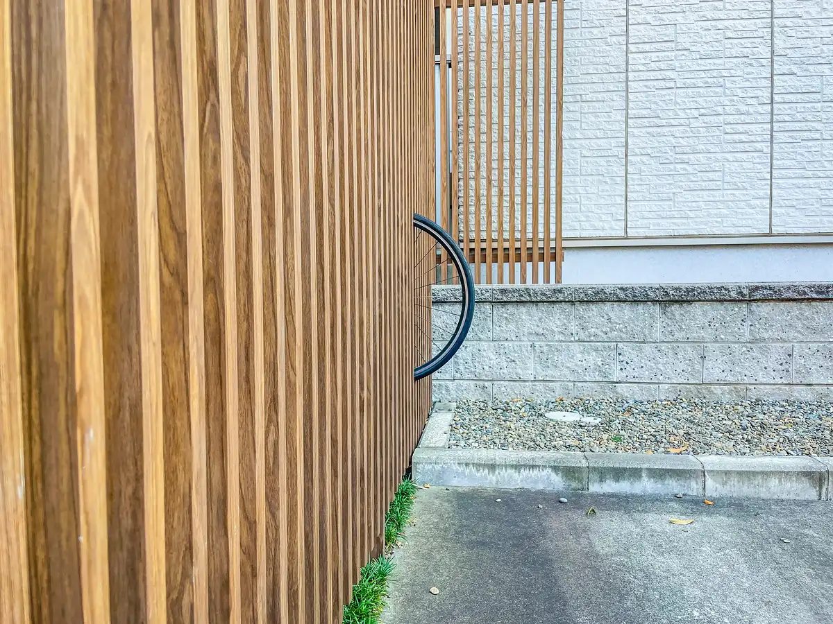 【おまけ】5駅先で撮った、タイヤが柵からこんにちはしていただけの「しょうもない写真」