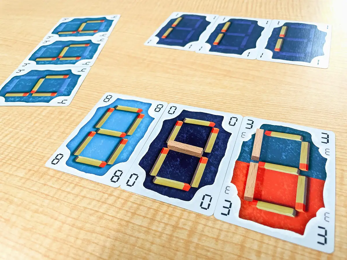 『マッチ売りの大富豪』では、「1」の3枚出し、「4」の3枚出しという流れで手番がきたとき、手札に「8」が3枚なくても、マッチ棒を使って数字を変え、「8」を3枚にすればよい。マッチ棒パズル的思考と大富豪の駆け引きを同時にたのしめるゲーム