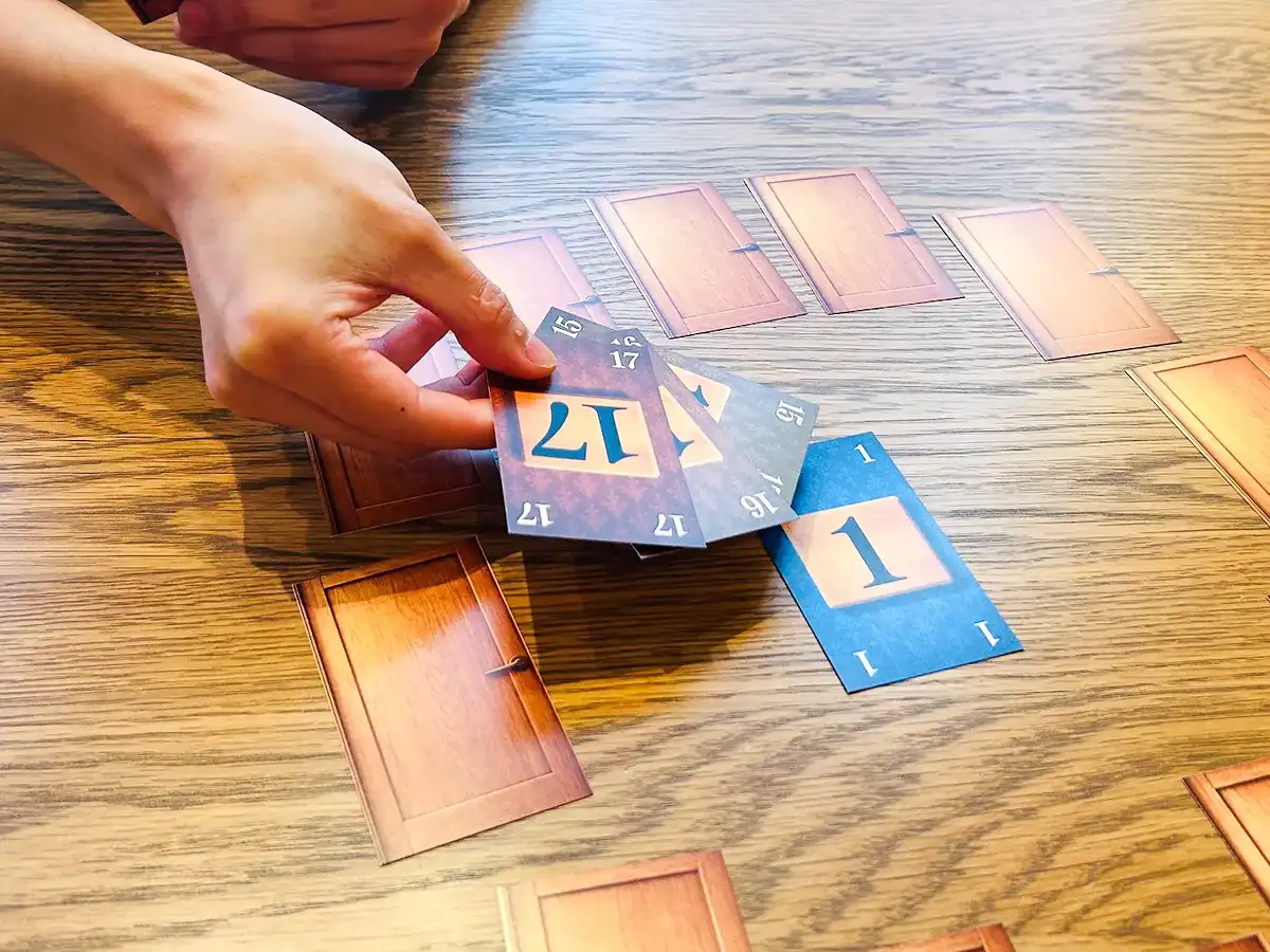 手番では、場・自分の手札・相手の手札のいずれかからカードを1枚選んで場に出し、直前に出されたカードより大きい数字ならそのまま重ね、小さい数字ならそれまで場に重なっていたカードをすべて引き取らなければならない