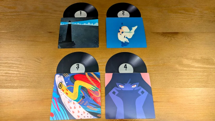 木製テーブルに並べられた4枚のレコード盤