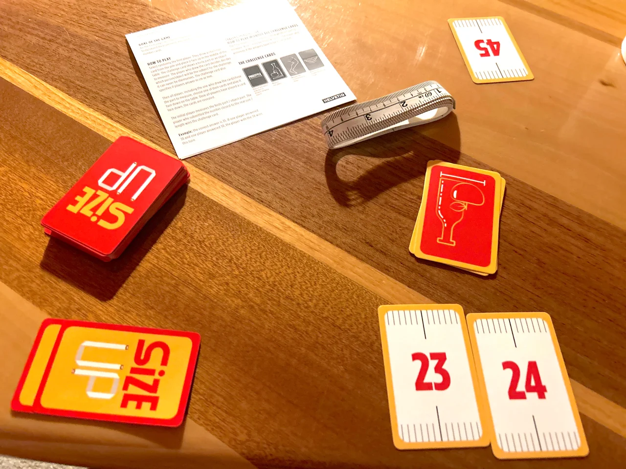 ▲手元にちょうどいい数字のカードがなく、「47センチ」と予測したいときは、上記のように「23」と「24」のカードを組み合わせて出すこともできます。ルールは日本語版だけでなく英語版も同封されているので、海外の人とも遊べます