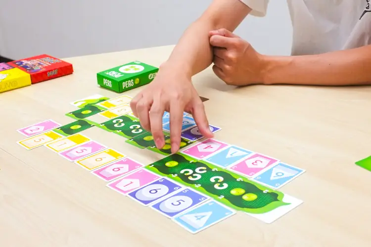 ▲手札を出し終えたら、お豆カードの先頭となる「へた」側からトリックの勝敗を見ていく