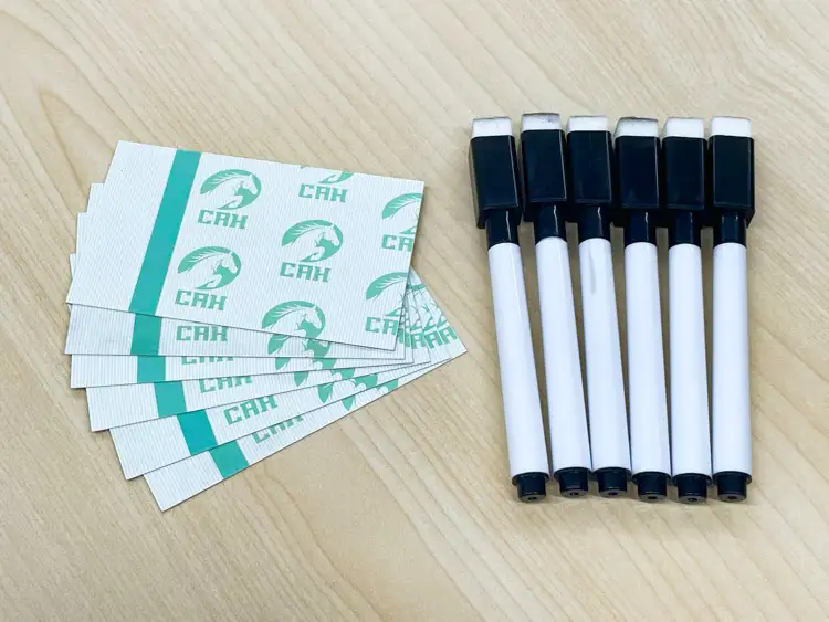 付属のカード型のホワイトボードとペン