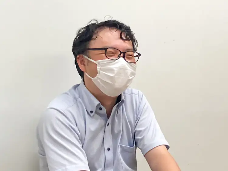 ペンのことを笑顔で話す新澤さん。笑い事じゃない‥‥！