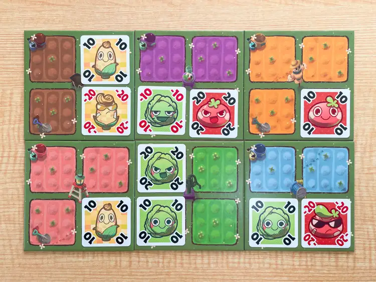 ▲同じ野菜を横・縦・斜めに3つ以上並べられたら、その野菜が植えられている畑の持ち主が「収穫」して得点をゲット。自分の畑だけでは3つ並べることができないため、ほかの人の畑にも野菜を置かなければならない