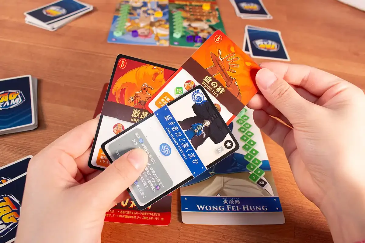 カードゲームのカードを手に持つ場面