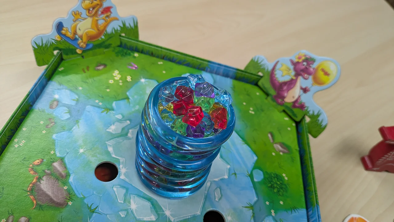 緑色のボード上の青い瓶と花飾り
