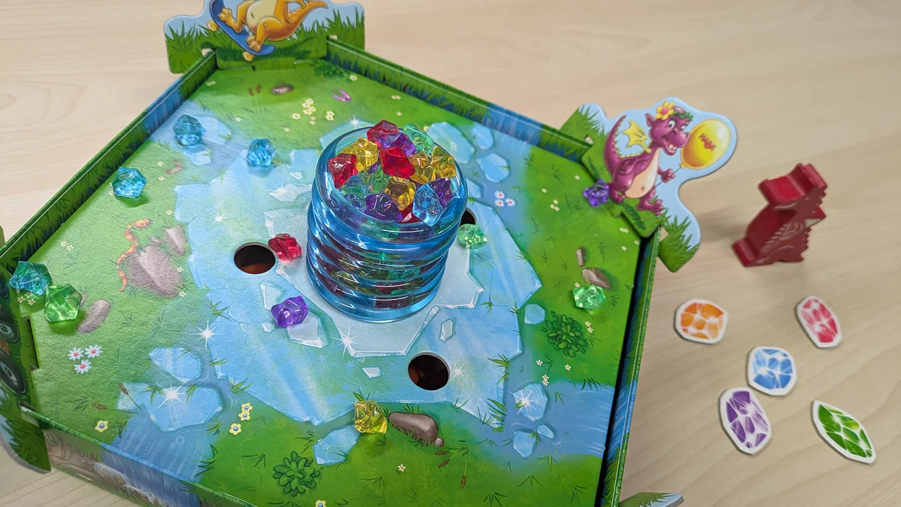 カラフルなボードゲームの盤面と駒